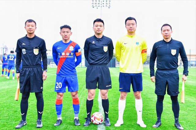 他掀开裙子舌头进去添视频