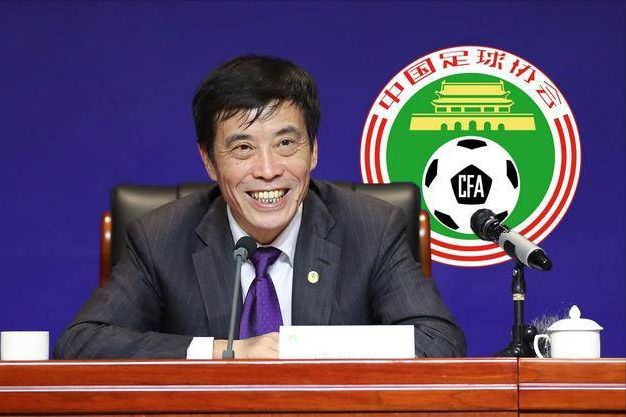 攻扒开小受屁股狠狠的打视频